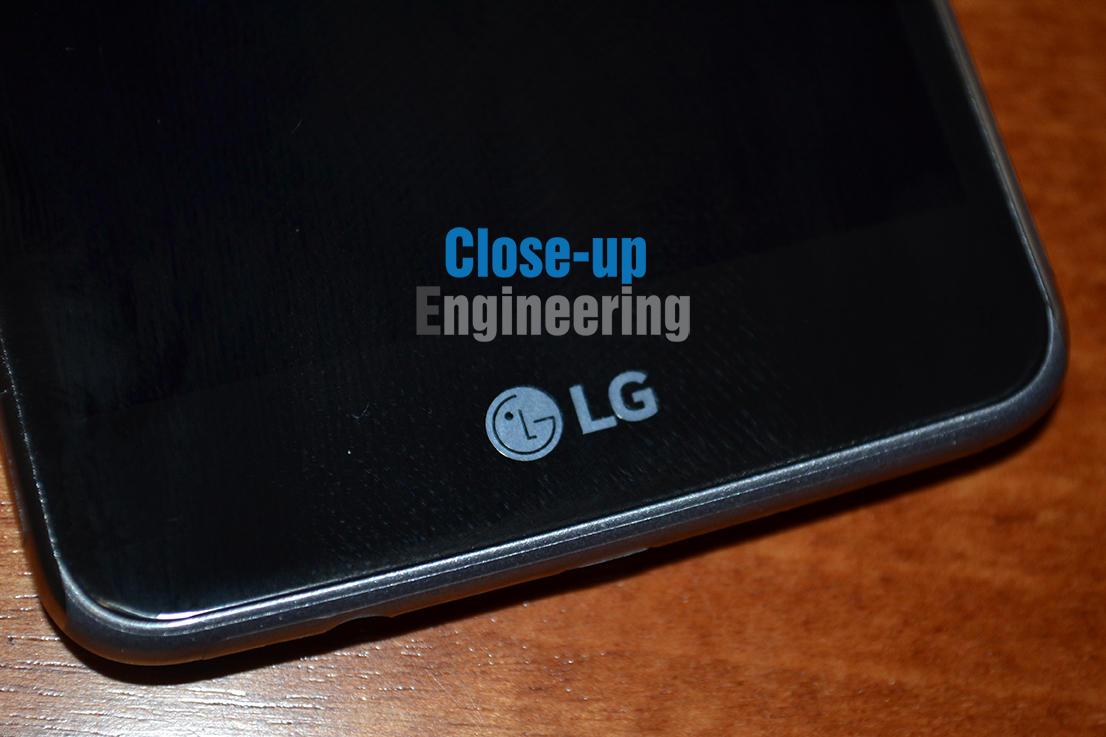 Primo piano del logo su LG K8 2017. Scattata da Close-up Engineering.