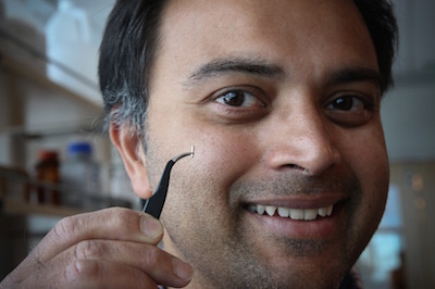 Il Professor Rajesh Menon mostra la cannula utilizzata https://healthcare.utah.edu