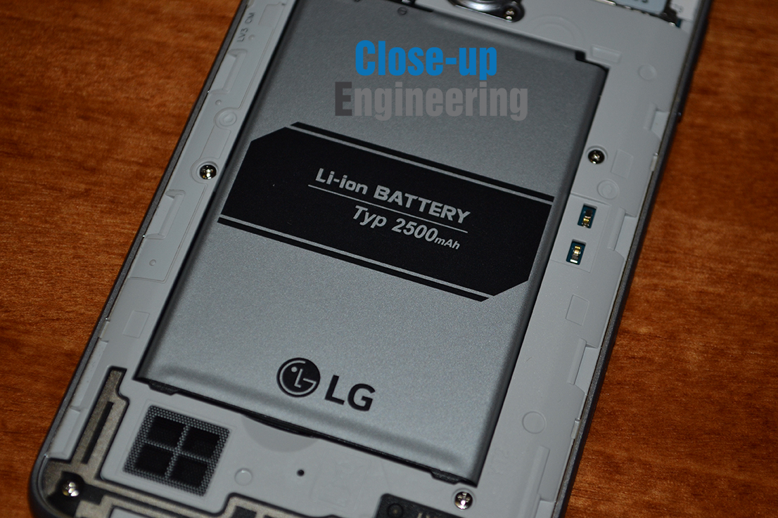 Batteria e interno di LG K8 2017. Scattata da Close-up Engineering