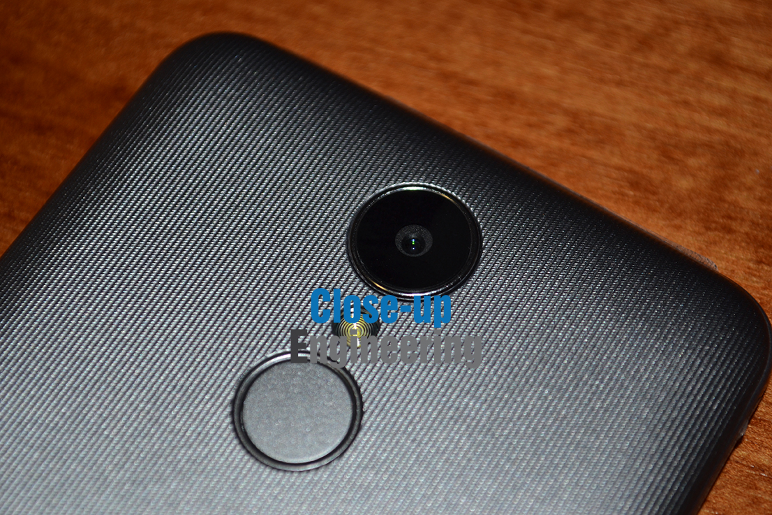 Fotocamera posteriore di LG K8 2017. Scattata da Close-up Engineering.
