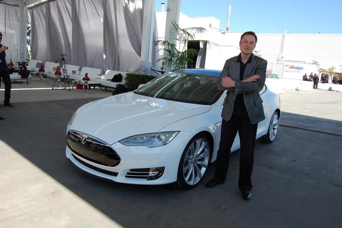 Tesla: un fulmine in un cielo sempre più inquinato - wikipedia.org