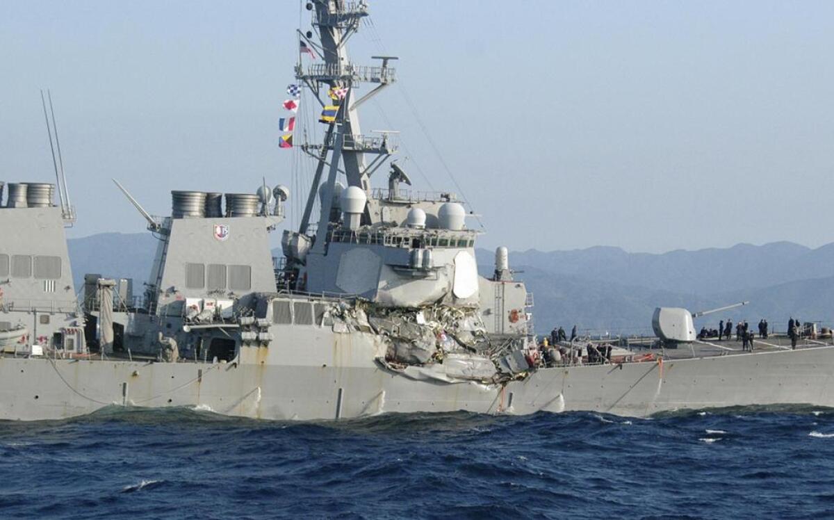 Giappone, collisione tra cacciatorpediniere USA e mercantile - La Stampa