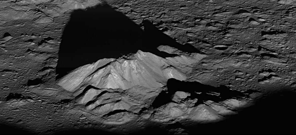 NASA: c'è acqua ghiacciata sulla Luna - Moon surface, credits: nasa.gov