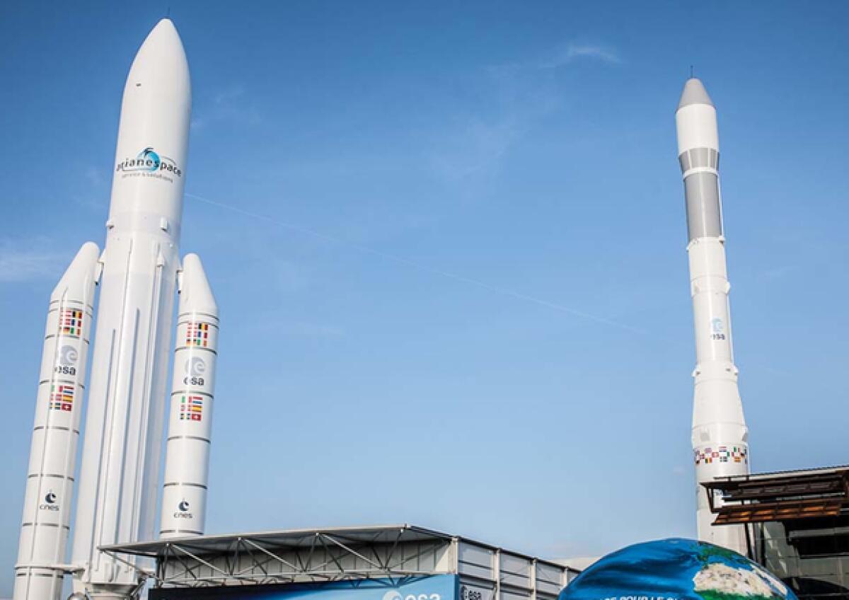 Sarà il lanciatore VEGA a portare in orbita il satellite italiano PRISMA - Modelli dei lanciatori Ariane 5 (a sinistra) e Vega, nel salone internazionale dell'aerospazio di Le Bourget. Fonte: SIAE, ANSA