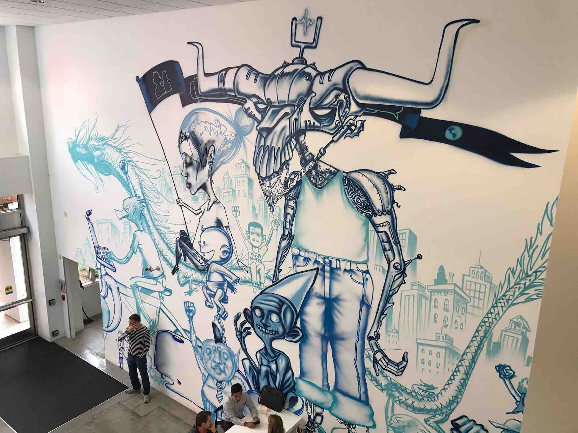 L'ambiente interno di Facebook è molto personalizzato e street style con tantissimi graffiti, alcuni dei quali hanno richiesto anche un paio di mesi di lavoro, come questo in foto, pagato in stock anziché contanti