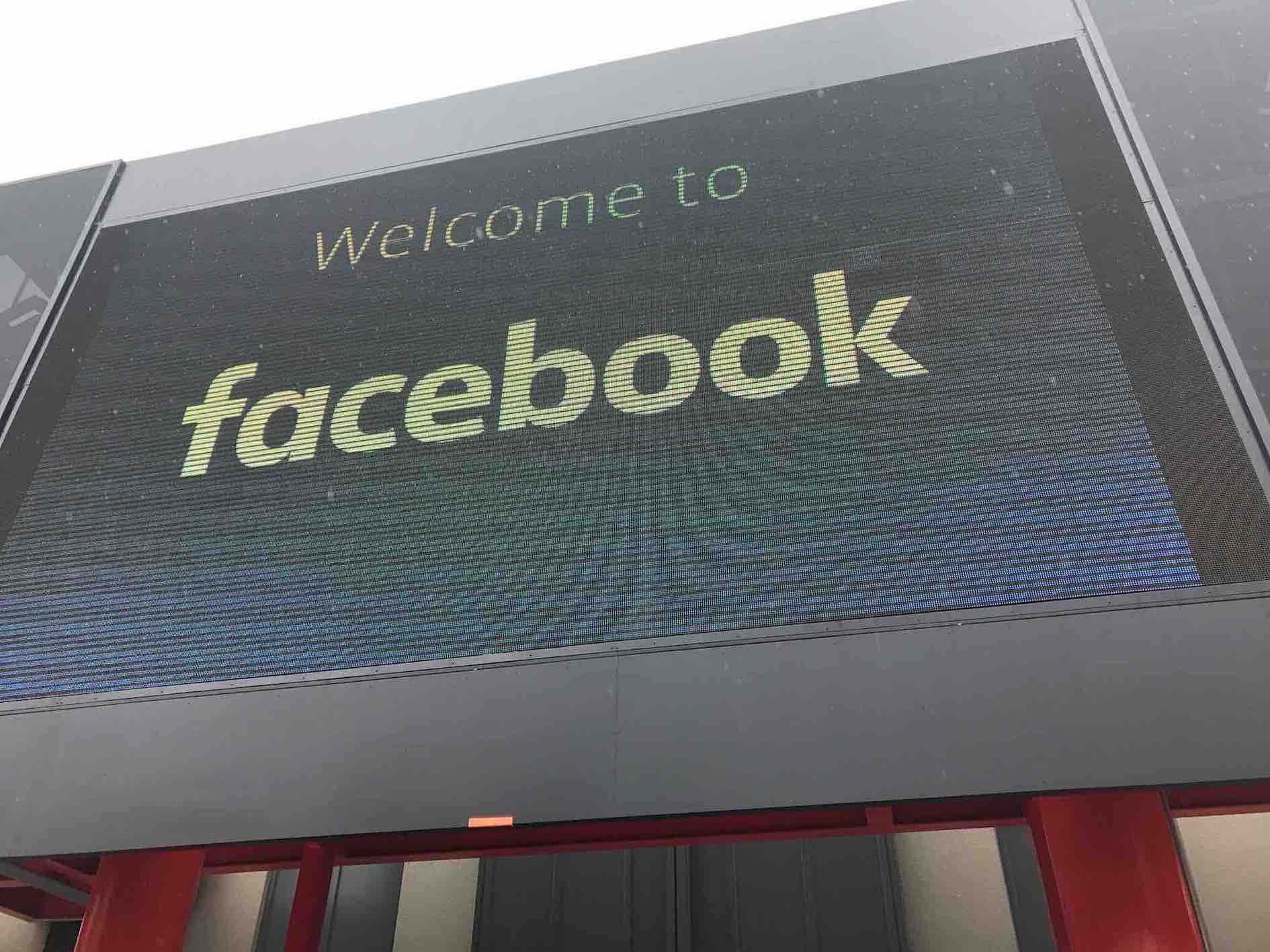 "Welcome to Facebook" nel mega schermo della Hack Square