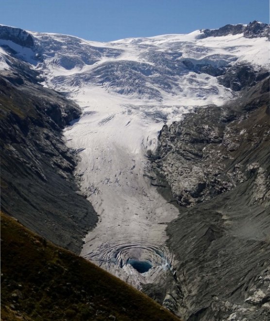 L'impressionante scatto di Gerard Stampfli immortala una voragina apertasi nel 2015 tra le alpi svizzere. La foto è stata pubblicata sul quotidiano Le Nouvelliste.