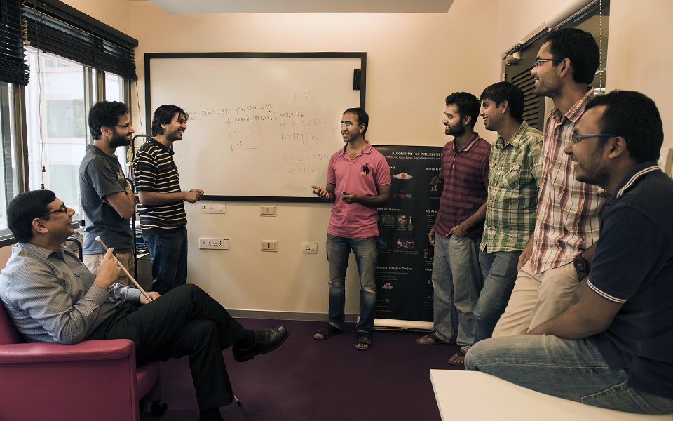 I ricercatori Microsoft India, che stanno lavorando al progetto. Manik Varma, Praneeth Netrapalli, Chirag Gupta, Prateek Jain, Yeshwanth Cherapanamjeri, Rahul Sharma, Nagarajan Natarajan e Vivek Gupta. Foto di Mahesh Bhat. Source: blogs.microsoft.com