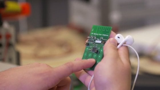 Prototipo del cellulare senza batteria in mano a uno dei ricercatori. Fonte: www.repubblica.it