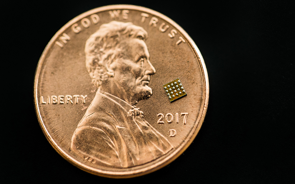 Microcontrollore in sviluppo da Microsoft. Foto di Dan DeLong. Source: blogs.microsoft.com