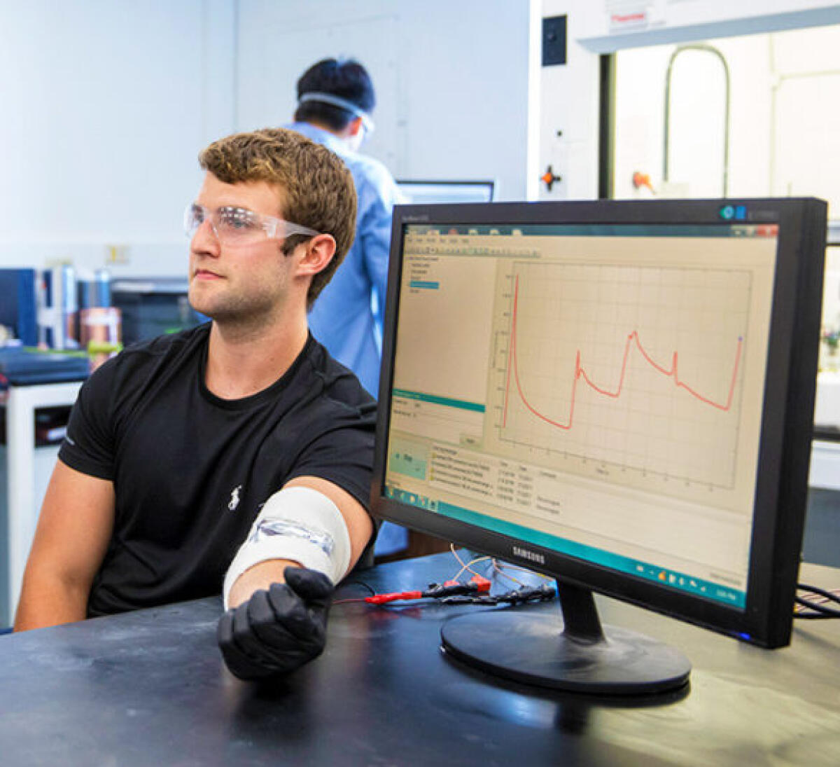 Ottenere energia elettrica dai movimenti del nostro corpo: ora si può! - La corrente elettrica generata viene mostrata sul monitor del computer
https://news.vanderbilt.edu