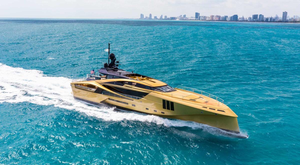 Ormeggiato a Genova il Khalilah: il super yacht dorato - PH: Yahct Charter Fleet