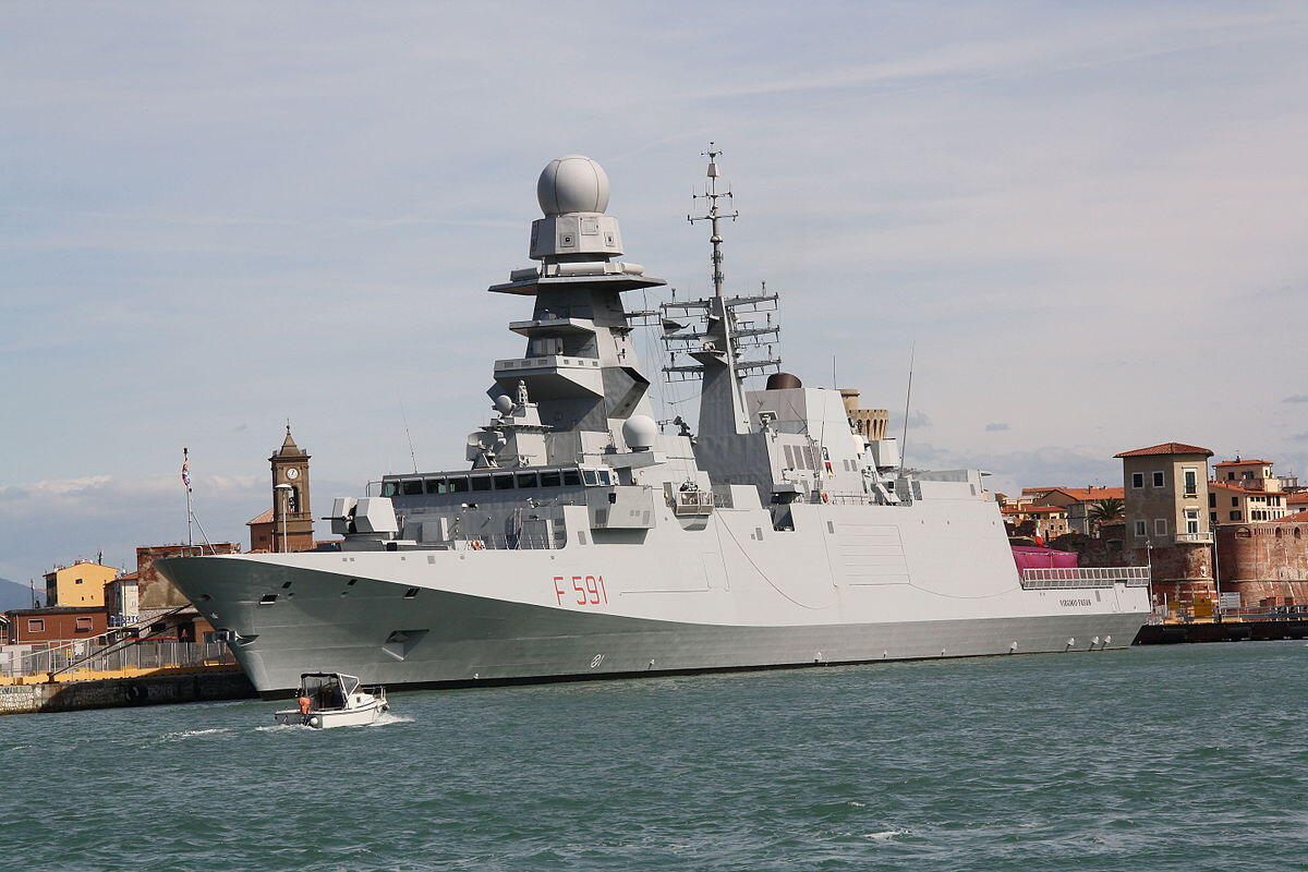 Operazione Atalanta: il Ministro per gli affari esteri omanita visita nave Fasan a Salalah - PH: wikipedia.com