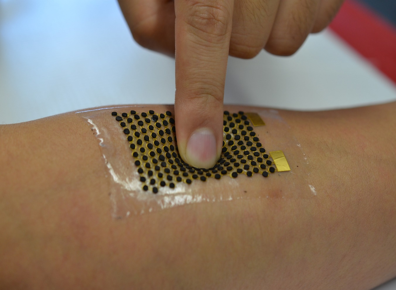 Un ricercatore mostra la flessibilità e l'estensibilità di questa biopila applicabile sulla pelle http://jacobsschool.ucsd.edu/news