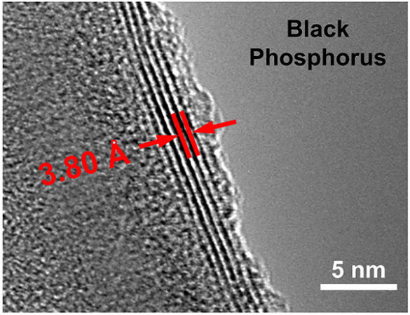 Questa immagine, ottenuta con microscopia elettronica a trasmissione, mostra gli strati ultrasottili di fosforo nero utilizzati nella realizzazione del dispositivo. Un angstrom (Å) corrisponde ad un decimo di un nanometro (nm), ovvero 10^-10 m. https://ne