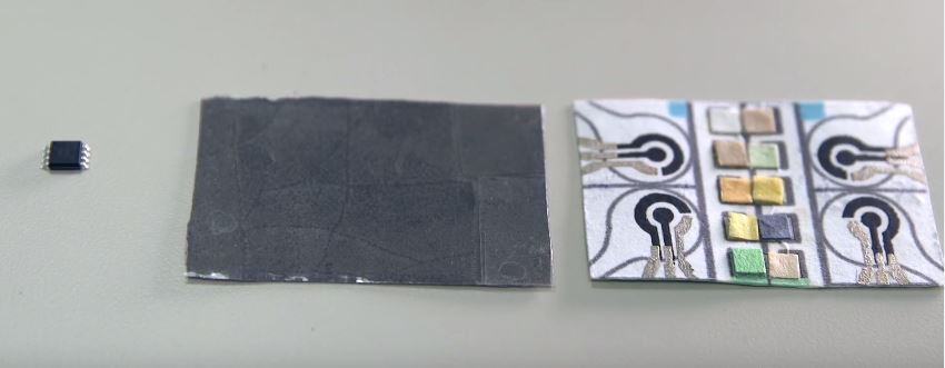Componenti principali dello SPED: (partendo da sinistra) un chip, un generatore triboelettrico (TEG) ed il foglietto con 4 aree per l'analisi elettrochimica e 10 zone colorate per la codifica dei risultati (Purdue University)