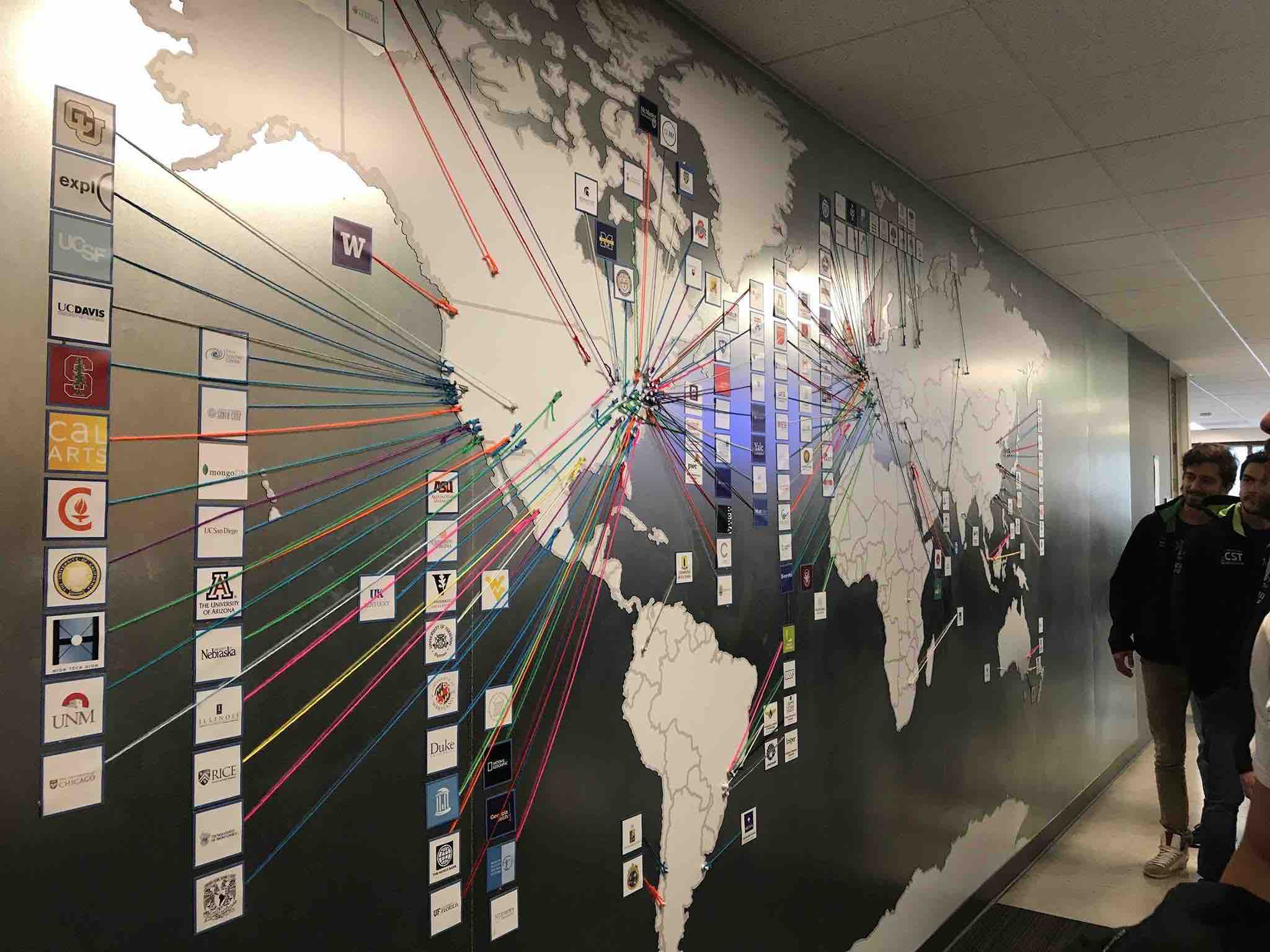 Mappa mondiale con le università partner di Coursera
