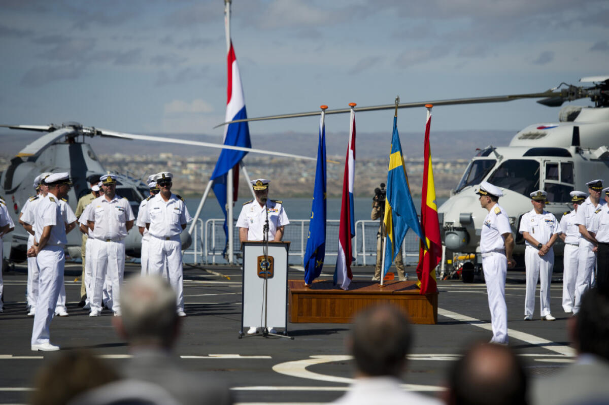 L'Italia passa al Portogallo il Comando della Forza Marittima Europea (Euromarfor) - Överlämningen av befälet för EU Naval Force tar plats på det nederländska flaggskeppet HNLMS JOHAN DE WITT som ligger för ankar i DJIBOUTI.Den svenske styrkechefen Jonas Haggren lämnar över befälet till sin spanske efterträdare Alfonso Gomez de Cordo
