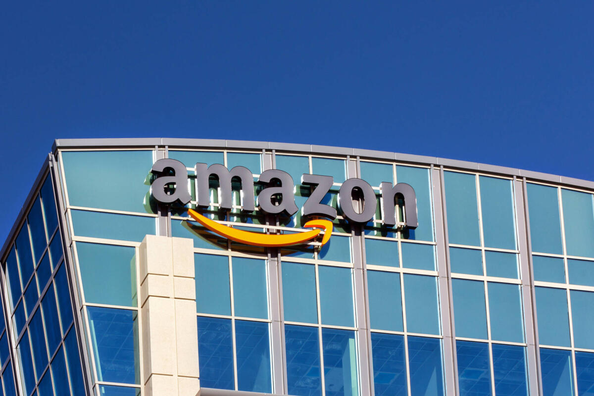 Amazon headquarter: un affare da 5 miliardi - Logo Amazon su un palazzo di proprietà. Source: blogTO