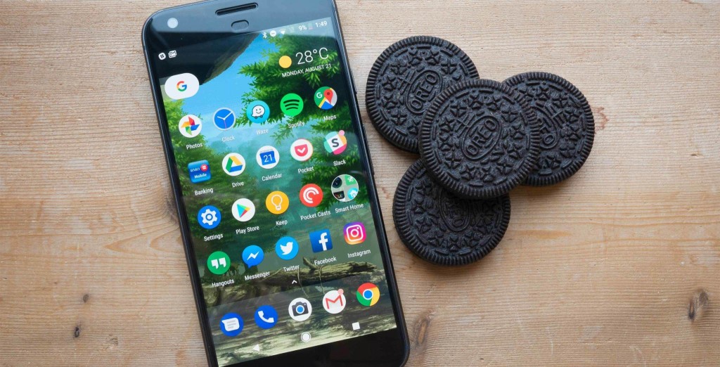Smartphone con Android Oreo, insieme ai biscotti Oreo. Source: tomshw.it