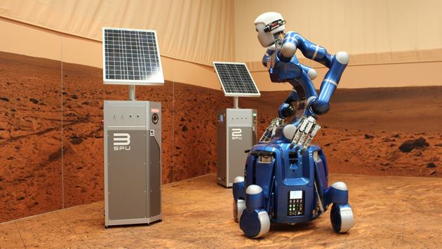 Il robot Justin e i pannelli solari durante uno dei test. Credits: www.dlr.de