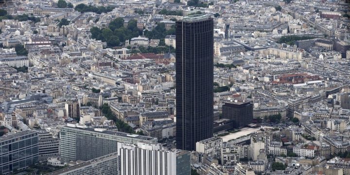 Come è adesso la Tour Montparnasse, che svetta prepotentemente tra le basse case bianche del centro di Parigi.