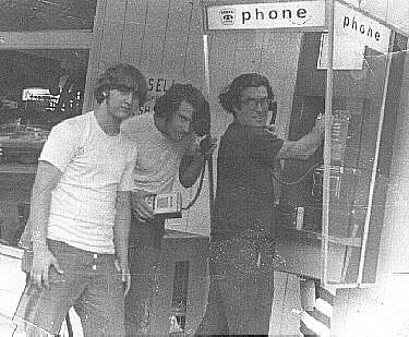 Tre phreakers intenti a effettuare una telefonata usando la tecnica del Phreaking. Credits: www.io9.gizmodo.com