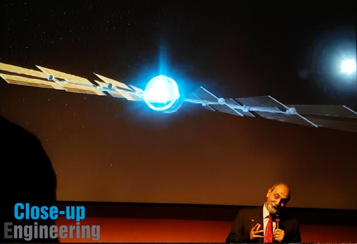 "A spasso nello spazio" con Umberto Guidoni - Umberto Guidoni durante la sua presentazione "A spasso nello Spazio". Occhiata al futuro: viaggi interplanetari.