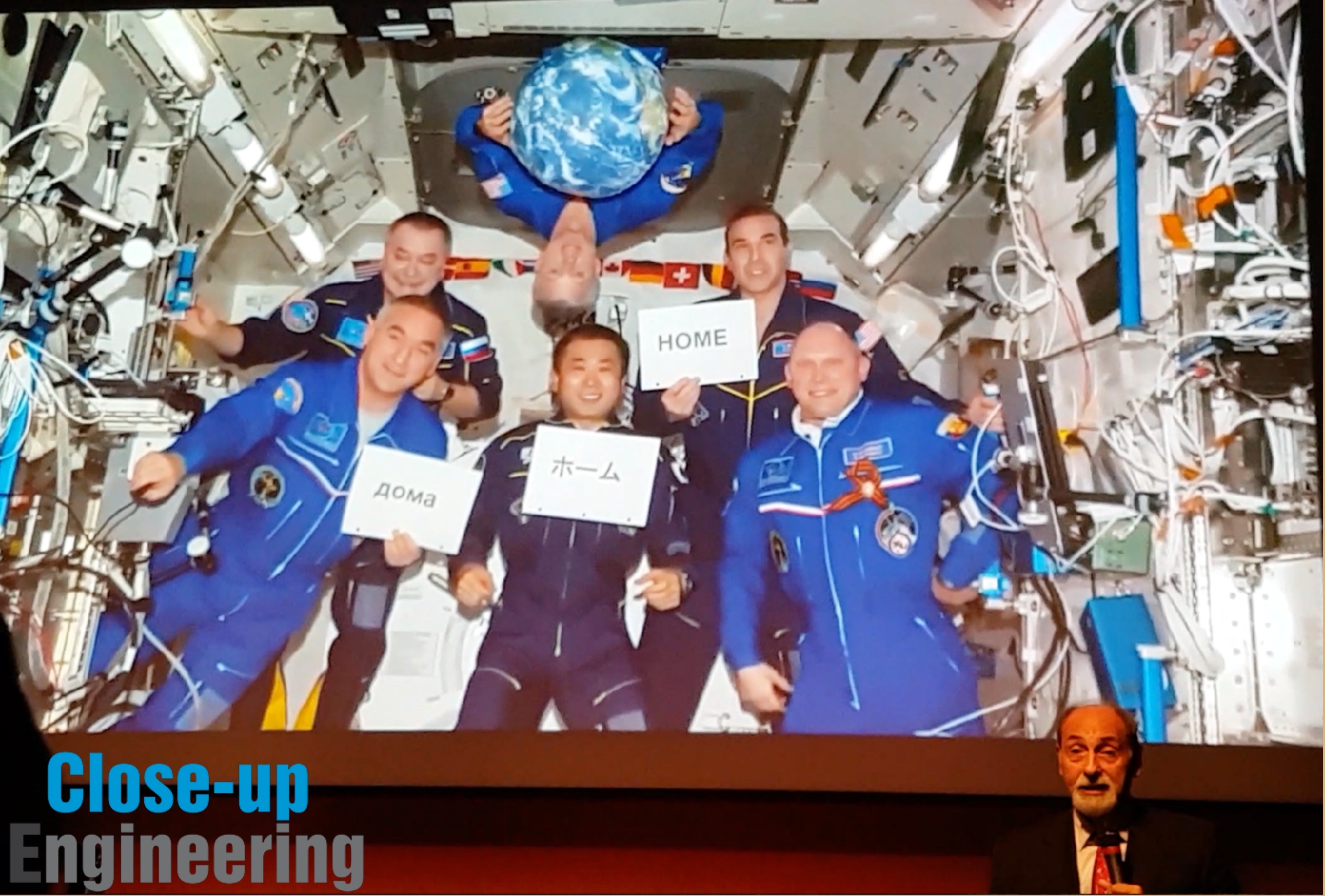 Umberto Guidoni durante la sua presentazione "A spasso nello Spazio". Occhiata al presente: Stazione Spaziale Internazionale, la casa dell'umanità fuori dalla Terra.
