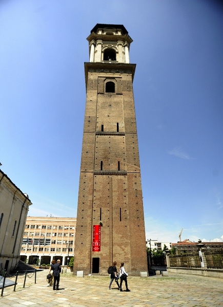 Si nota nella parte inferiore l'intervento, tramite cuci e scuci, di risanamento strutturale della parete del campanile