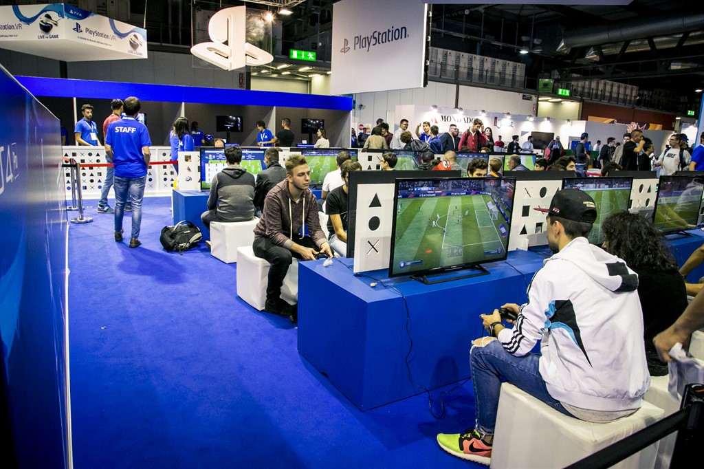Appassionati alla MGW 2017 che testano i titoli appena presentati. Source: Milan Games Week 2017 - Gallery.