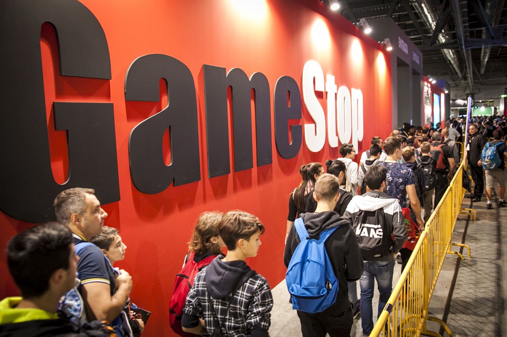 Appassionati in coda alla MGW 2017 per entrare all'interno del negozio GameStop. Source: Milan Games Week 2017 - Gallery.