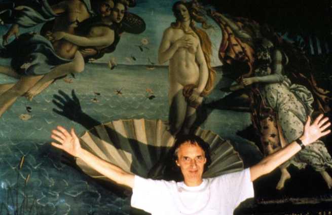 Dario Argento posa davanti la Venere di Sandro Botticelli agli Uffizi di Firenze. Credits: ftv01.stbm.it