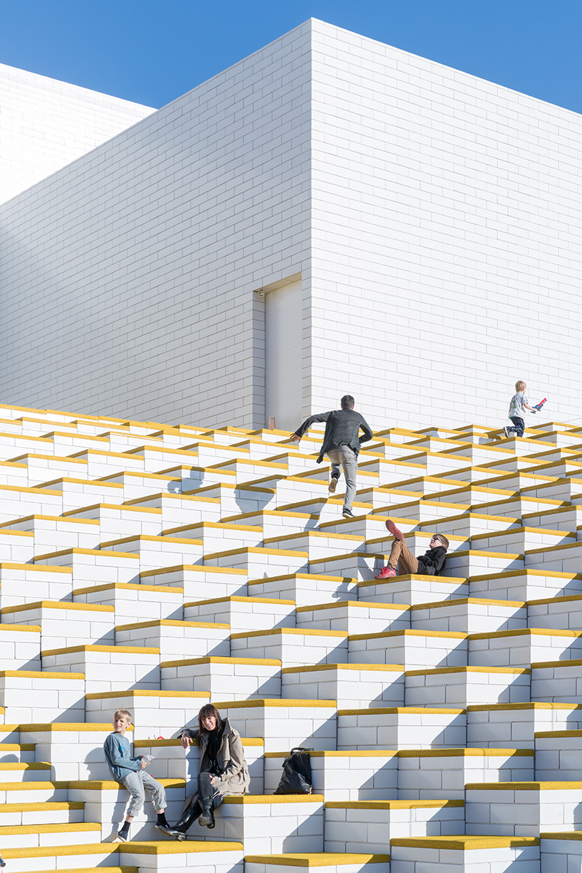 E' possibile salire sui diversi tetti gratuitamente e godere della vista. PH: designboom.com