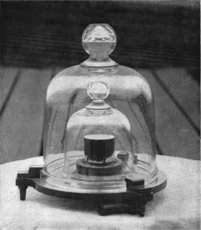 La massa campione di 1 kg, attualmente conservato presso il National Institute of Standards and Technology, negli USA. Il cilindro ha un diametro di 39 mm, un'altezza di 39 mm ed è stato realizzato in una lega di platino (90%) e iridio (10%). Credits: "US