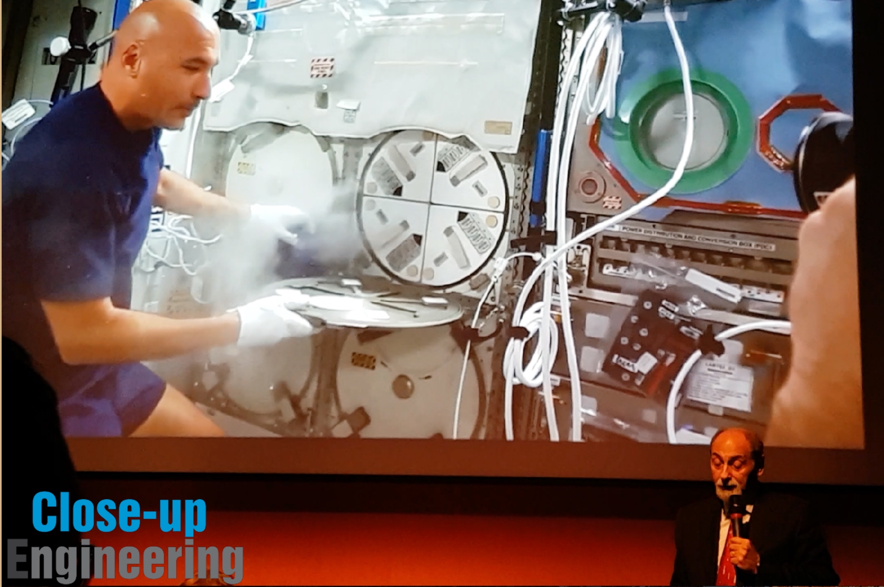 Umberto Guidoni durante la sua presentazione "A spasso nello Spazio". Occhiata al presente: L'astronauta italiano Luca Parmitano sulla Stazione Spaziale Internazionale.