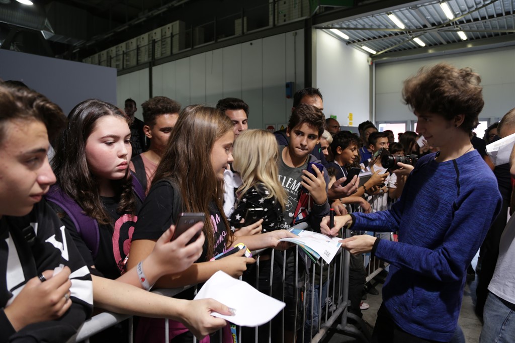 Lo YouTuber Favij mentre firma autografi ai suoi fans durante MGW 2017. Source: Milan Games Week 2017 - Gallery.