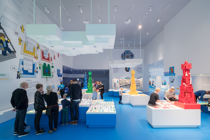 La zona di esperienza blu è la sala dedicata alla logica, dove i visitatori possono realizzare diverse strutture. PH: designboom.com