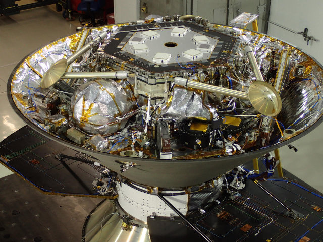 Il lander InSignt in fase di test. Credits: NASA/JPL-Caltech/Lockheed Martin)