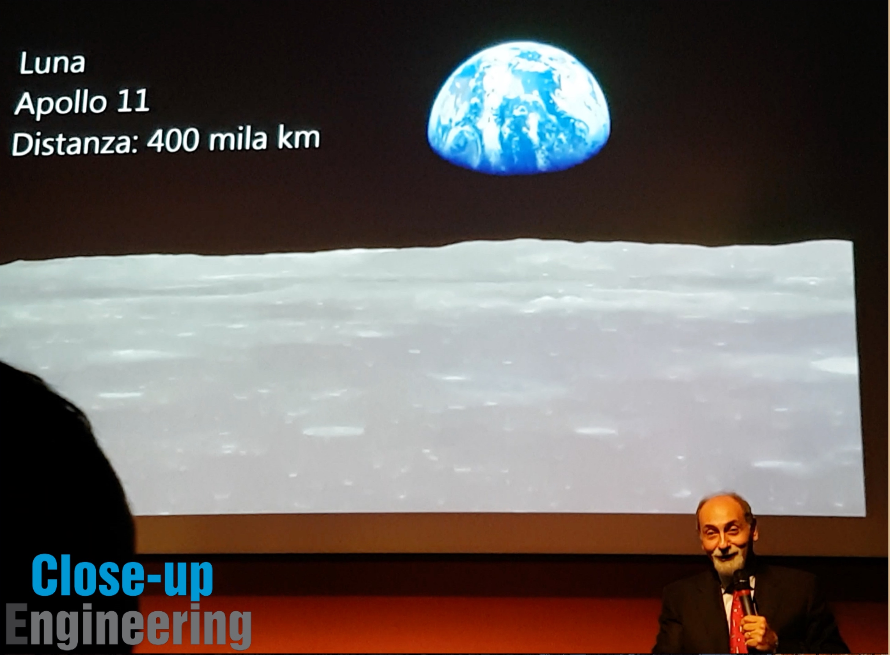 Umberto Guidoni durante la sua presentazione "A spasso nello spazio". Occhiata al passato: viaggi lunari.