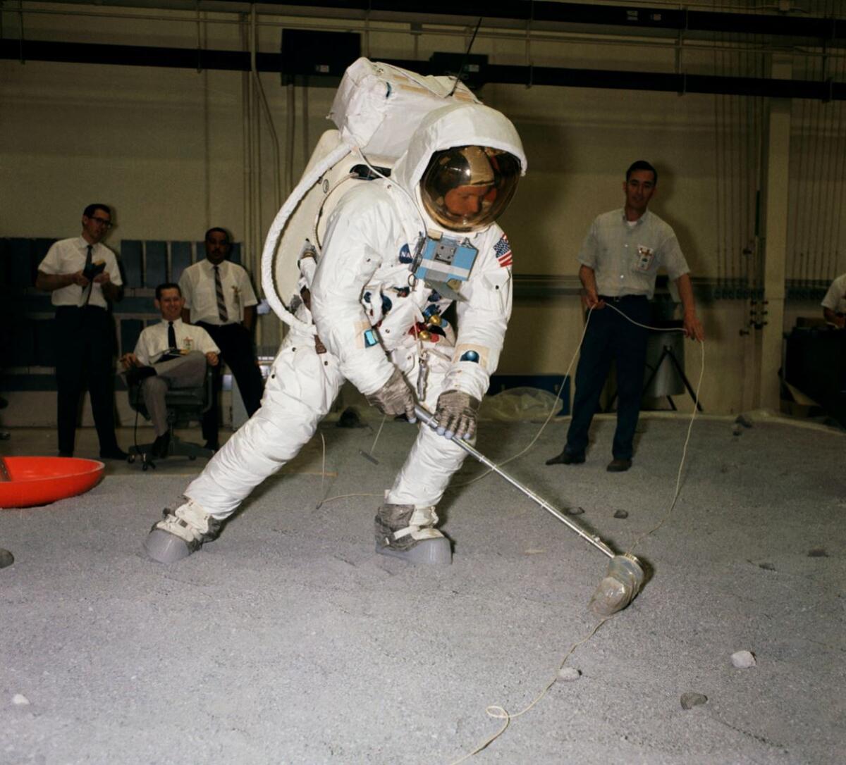 Houston, abbiamo una bufala! - Neil Armstrong durante un'esercitazione per la raccolta di regolite lunare. Credits: NASA