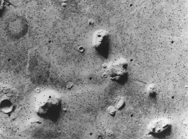 La faccia su Marte fotografata dalla sonda NASA Viking 1 nel luglio del 1976: nient'altro che un'illusione ottica. Credits: Viking1/NASA