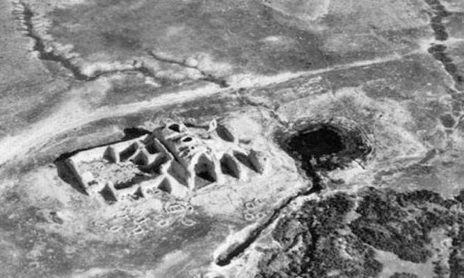 Un fotomontaggio, molto difuso sul web, mostrerebbe le rovine di strutture extraterrestri sul suolo lunare.I complottisti sostengono che le missioni del programma Apollo erano mirate a raccogliere reperti all'internodi queste rovine al fine di recepire in