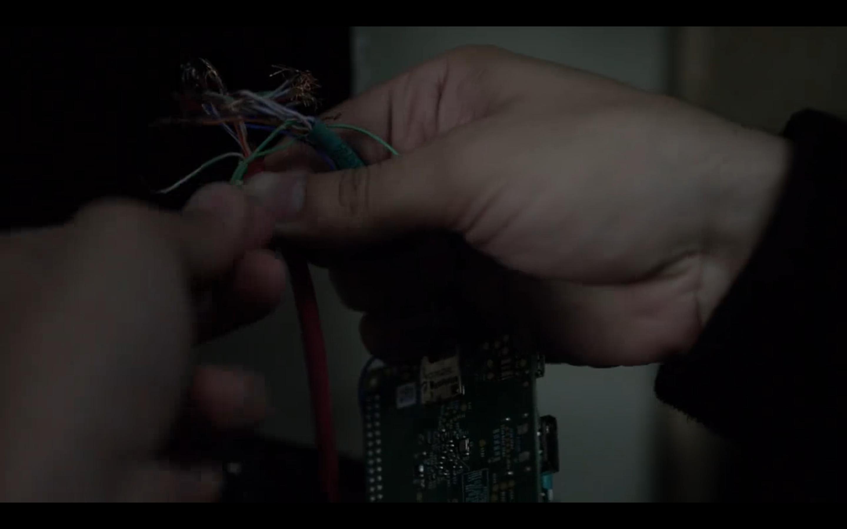 L'installazione del Raspberry Pi, inserito nel buco dietro il termostato e collegato ad esso. Credits: github.com/AnarchoTechNYC