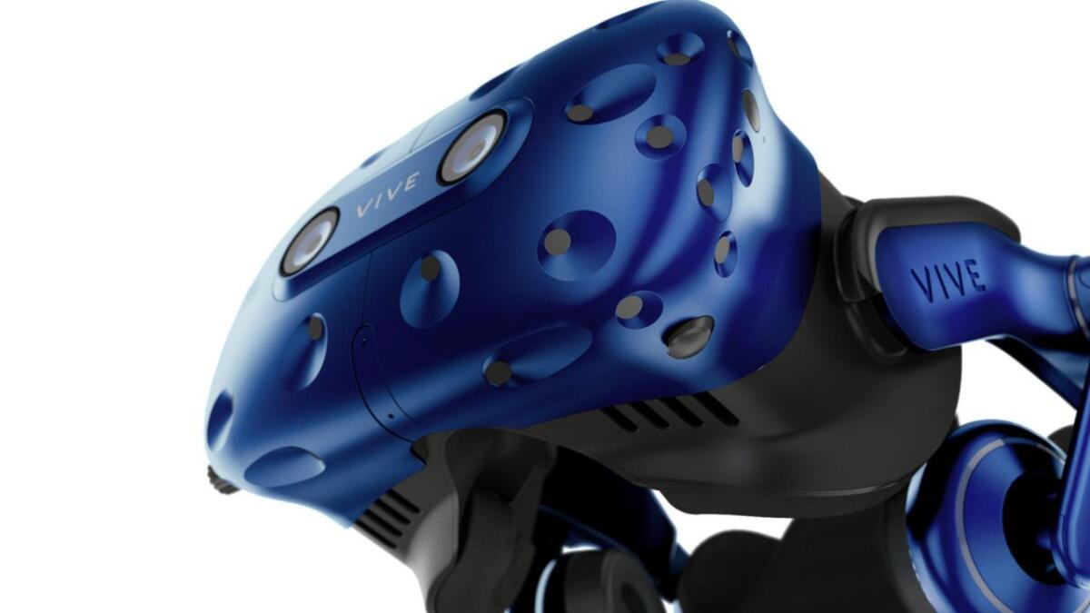 Vive Pro, il nuovo visore ad alta definizione di HTC - Vive Pro è l'ultimo visore di HTC, che promette un'elevata qualità audio e video per una maggiore immersione nell'esperienza. Credits: tech.everyeye.it