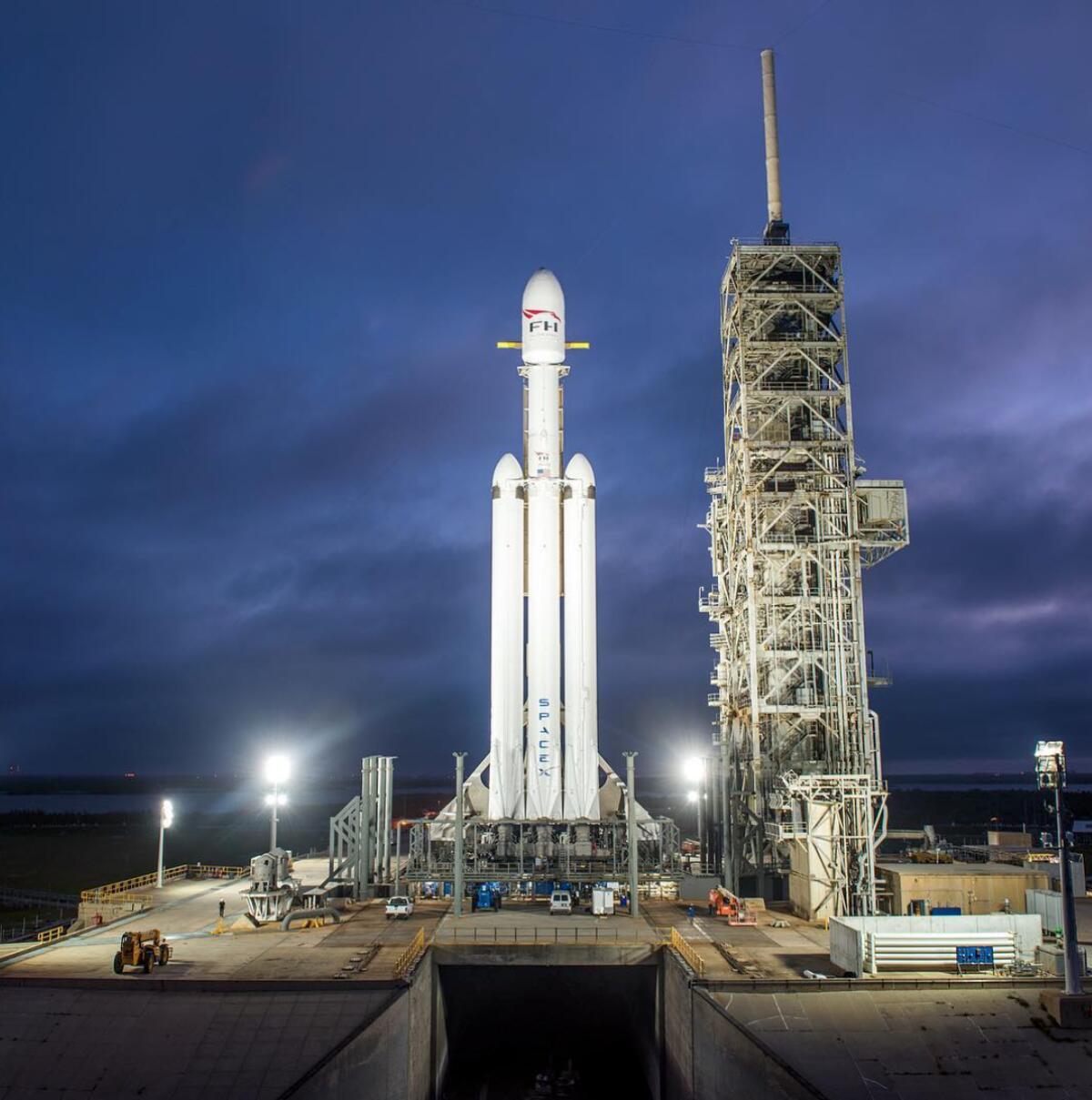 Dopo anni di attesa, il Falcon Heavy è pronto a decollare! - Falcon Heavy al pad 39A. Credits: Elon Musk on Instagram