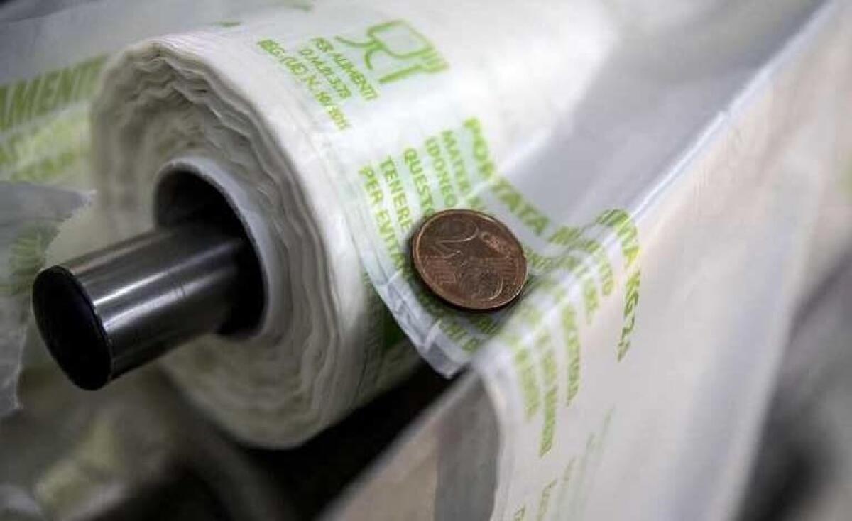 Sacchetti biodegradabili: il futuro a 2 centesimi - Ph: giornalismo.com