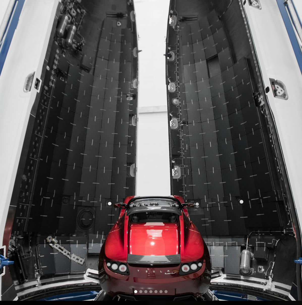 La Tesla Roadster all'interno del secondo stadio del Falcon Heavy. Credits: Elon Musk on Instagram