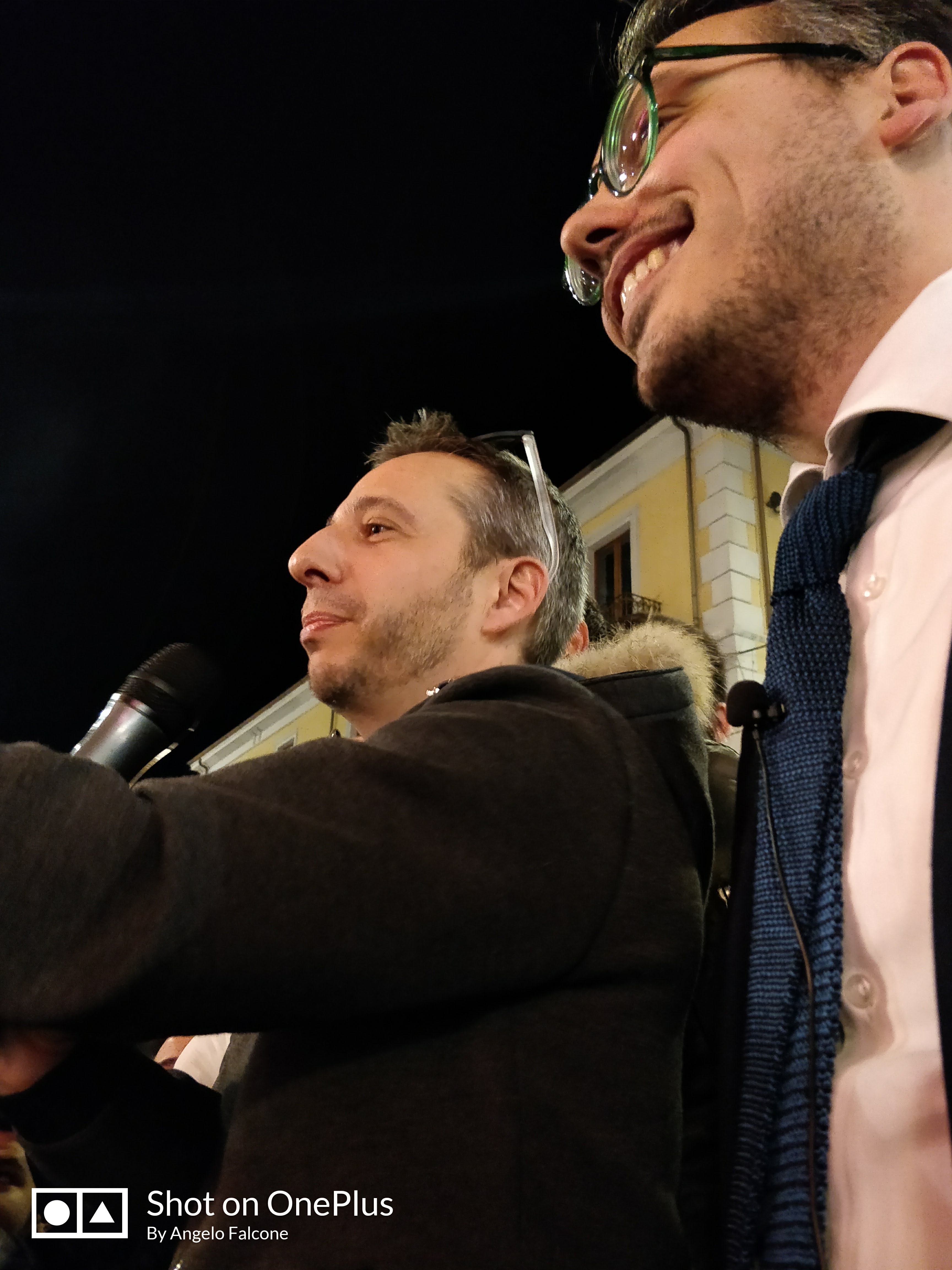 Foto che ritrae Andrea Galeazzi e il rappresentante LG Italia. Credits: Angelo Falcone | Close-up Engineering