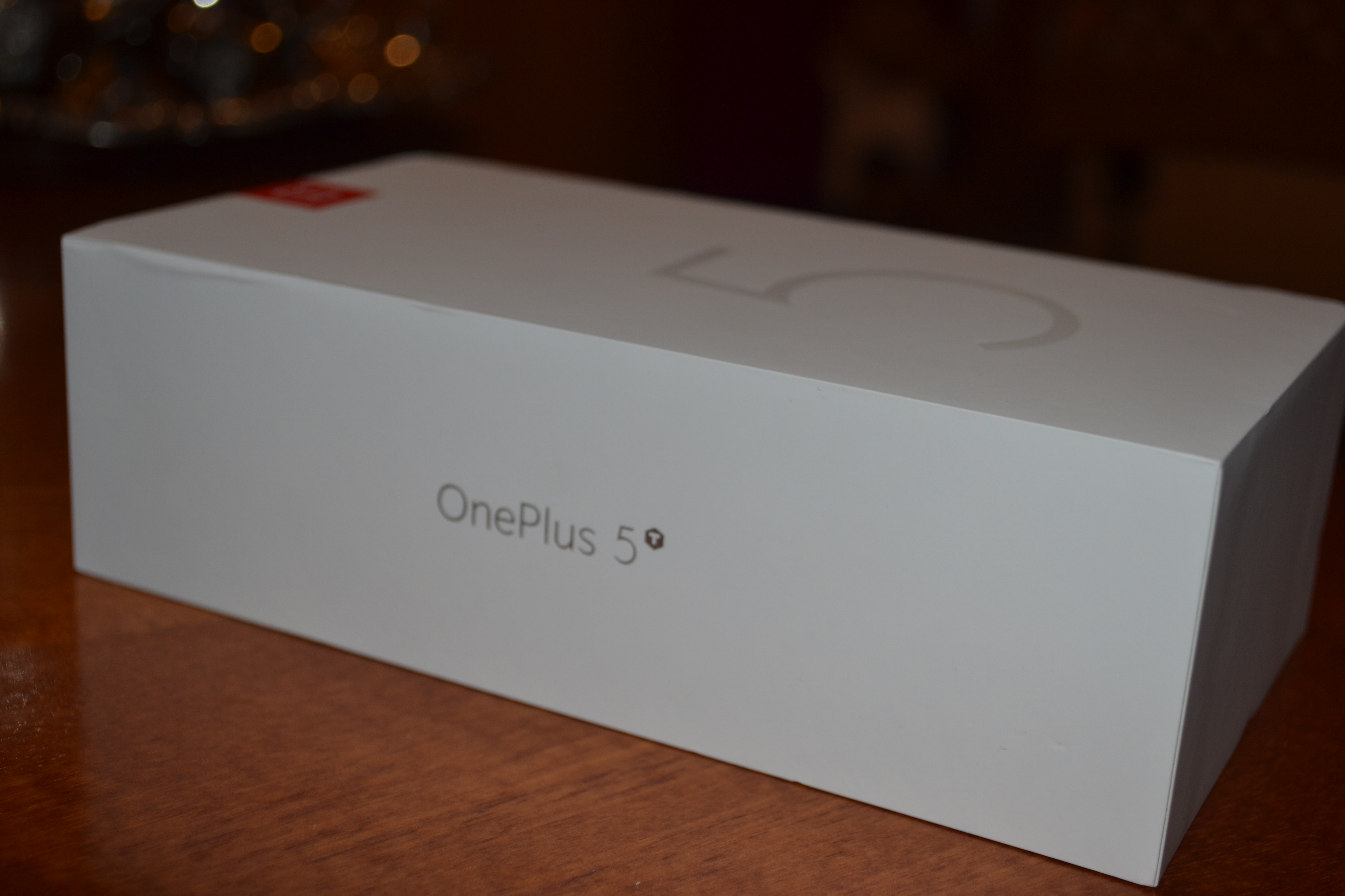 Confezione OnePlus 5T. Credits: Angelo Falcone | Close-up Engineering